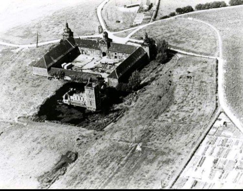 De ondergrondse gangen ( aagten ) van kasteel Schaesberg.

Miljoenen jaar geleden stroomde hier de Maas en liet hier een glooiend zandlaag achter. Daarna kwam er kleilaag hier overheen ( Löss ). De oppervlakte van deze zandlaag is bikkelhard en niet waterdoorlatend. Kasteel en kasteelboerderij Schaesberg zijn op deze zandlaag gebouwd net als de meeste huizen met kelders en flats in Meezenbroek en Schaesbergerveld. 
Om een ondergrondse gang te maken moet je eerst door de bikkelharde zandlaag heen en dat kan met een houweel. Het duurt wel even maar als je daar doorheen ben kun je een gang maken en ondersteunen met natuursteen of baksteen. Je heb dan als het ware een waterproof gang. Het maakt dan niet uit wat boven de zandlaag zit, moeras of wat anders.