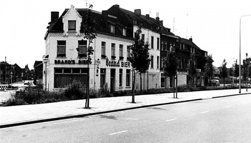Café Steijns op de hoek Eikenderweg - Parallelweg
Rechts daarvan lag o.a. Leesbibliotheek van Varik en Electro Aben.  
Geheel rechts nog juist zichtbaar brandstoffen handel Hennen.