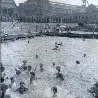 mijnzwembadLauraJuliafoto1959