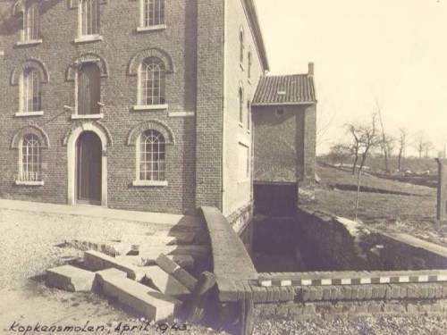 Rechts het molenwiel van 2 bij 5 meter dat in 1948 is verwijderd.
Köpkesmolen