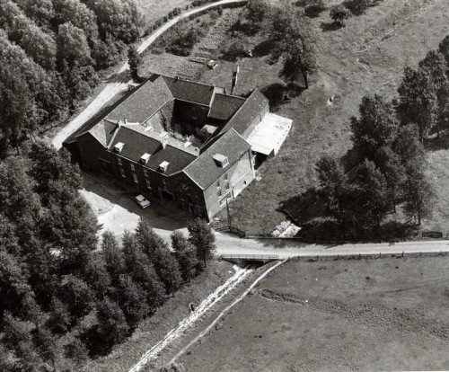 Luchtfoto van de boerderij die vroeger nog molen was.