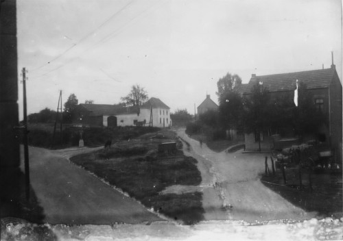 Streeperkruisvoor1930.OpdeachtergrondlinksboerderijVoncken.Fotovandhr.Jongen..jpg